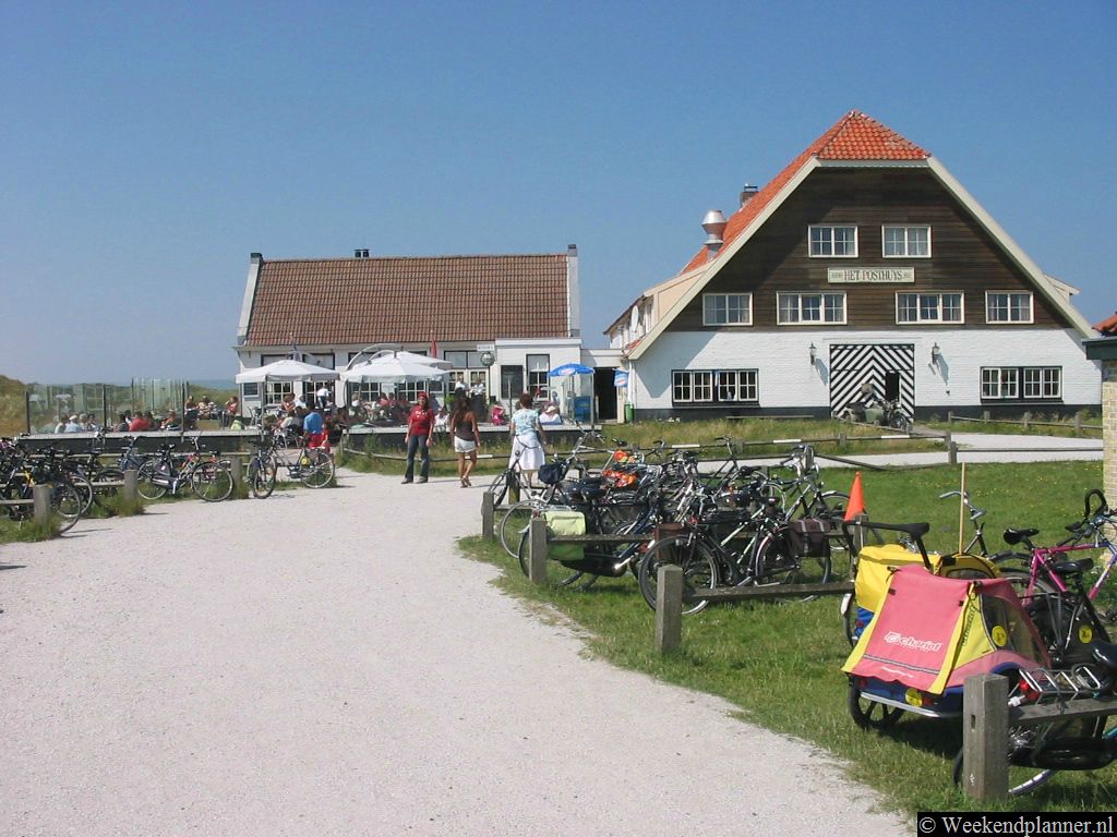 Dit is Hotel Posthuys aan de westelijke zijde van het eiland. Het hotel is omringt door natuurgebieden en stranden. Het restaurant is met zijn terras een geliefde bestemming voor een fietstocht.   De leukste hotels op Vlieland.