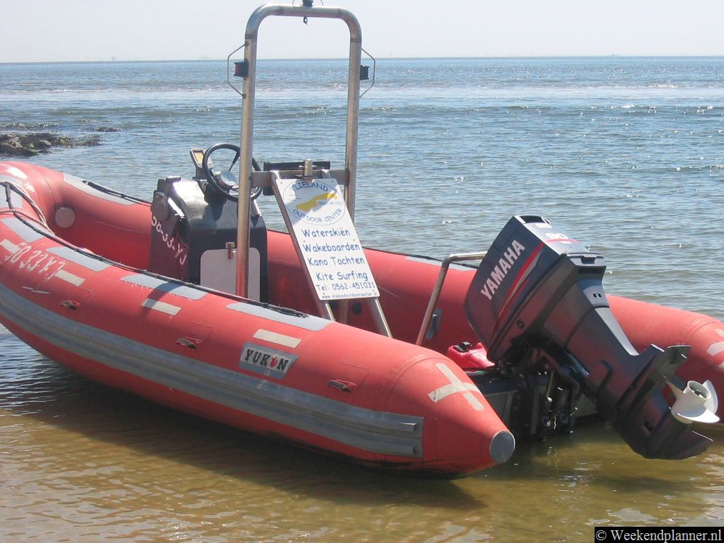 Bij Vlieland Outdoor Center kun je meedoen aan verschillende activiteiten. Als je wilt waterskiën, kanovaren op zee of kitesurfen dan moet je hier zijn. Adres: Burgemeester Rablaan 10, Oost-Vlieland. Tel. 06-51460152.   De attracties van Vlieland.