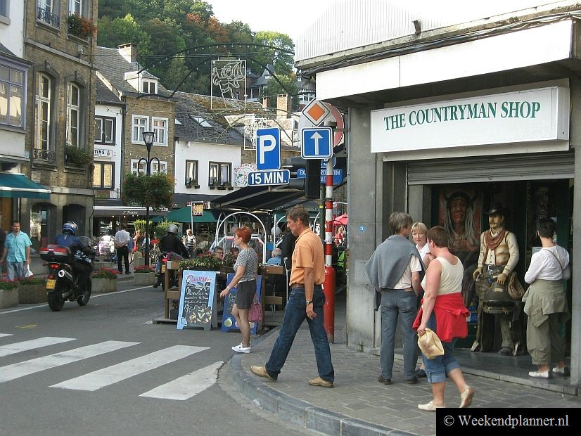 In de zomer kan het erg druk zijn in het stadje La Roche en Ardenne. La Roche ligt op een mooie plek in de Ardennen.   Een weekend in La Roche.