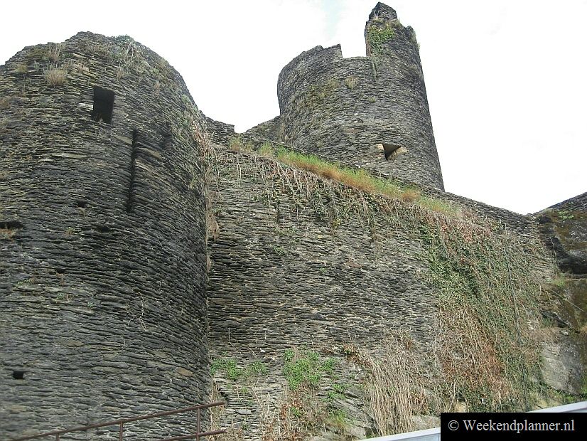 De ruïne van het kasteel van La Roche. In het kasteel schijnt het te spoken. Je kunt het kasteel overdag bezoeken.   Een weekend naar La Roche.
