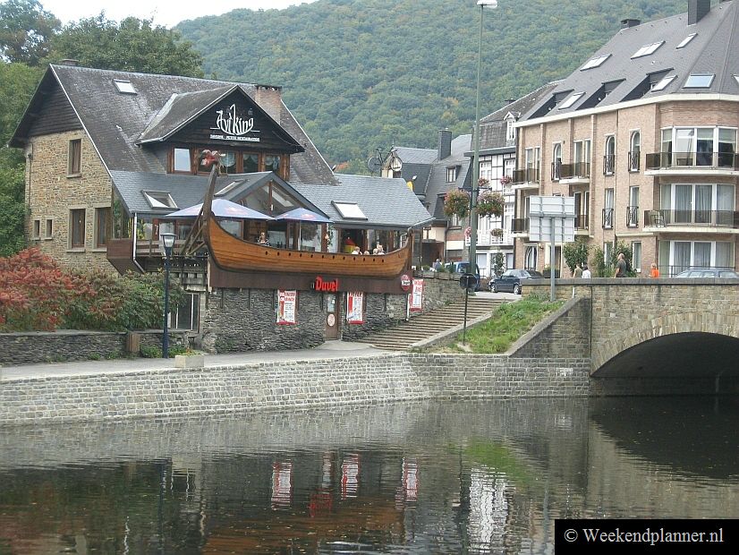 In de taveerne A Viking kun je lekker eten en drinken. De sloep die aan de muur hangt is eigenlijk de aankleding van het  terras boven de rivier.   Een weekend naar La Roche.
