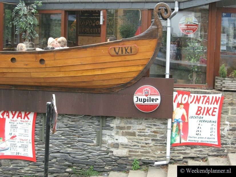 Achter de taveerne A Viking in het centrum van het dorp La Roche kun je ook mountainbikes en kajaks huren.   Een weekend naar La Roche.