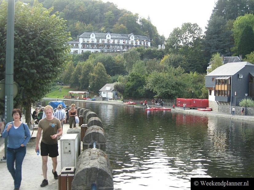 De rivier stroomt door het centrum van La Roche. Op de oevers kun je overal kajaks huren. Reserveren is niet nodig.   De attracties van La Roche.