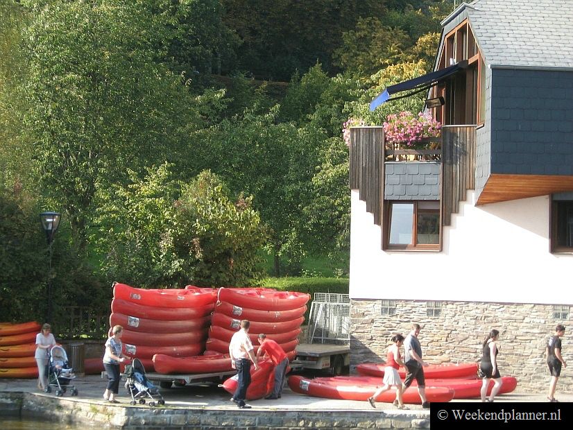 Ook dit is een kajakverhuurder aan de Ourthe.   De attracties van La Roche.