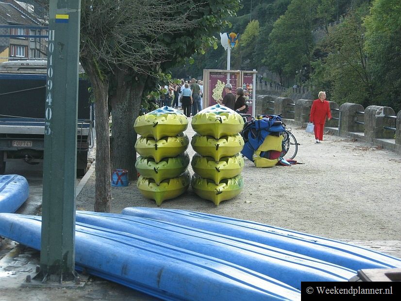 Veel kajaks worden in de ochtend naar de Ourthe in La Roche gebracht. Hier kun je ze dan huren.   De attracties van La Roche.