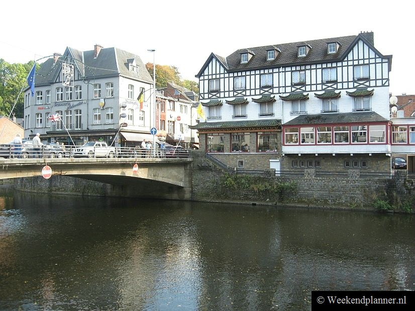 Het stadje heeft veel hotels en goede restaurants. Veel bezoekers van La Roche komen hier om overdag te kajakken, te raften, mountainbiken en te wandelen. In de avond is het gezellig druk in de vele restaurants en op de terrasjes.   Een weekend in La Roche.