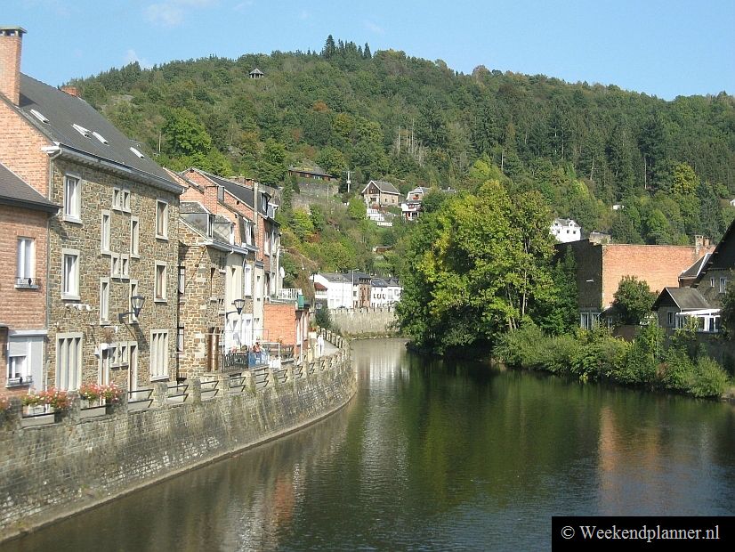  La Roche ligt in een dal van de rivier de Ourthe. Overal in het dorp zie je de heuvels boven de huizen uitsteken. De rivier stroomt door het centrum van het stadje.   Leuke dingen doen in de Ardennen.