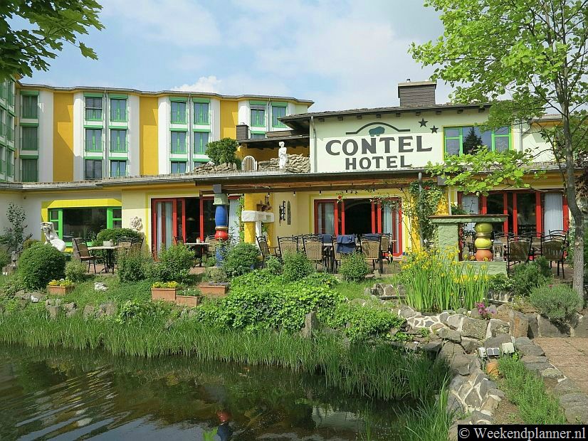 Dit is ons favoriete hotel in Koblenz, het kleurrijke Contel Hotel Koblenz . Het hotel ligt aan de Moezel. Via een wandelpad kun je vanuit het hotel in ongeveer 15 minuten naar de Altstadt lopen.Tip: De hotels in Koblenz.