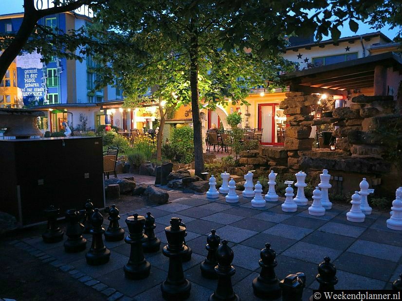 Bij het restaurant aan de voorzijde van het hotel kun je 's avonds buiten zitten. Foto's van een bezoek aan Koblenz.