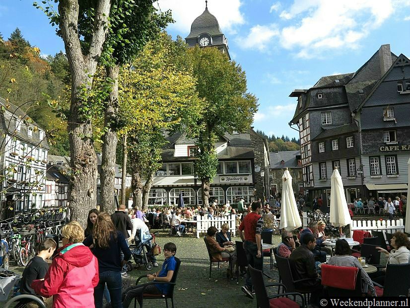 Op de Markt zijn restaurants en enkele hotels. Monschau is een prachtig stadje dat in 300 jaar bijna niet veranderd is.Tip: Reserveer een hotel of vakantiehuis in Monschau.