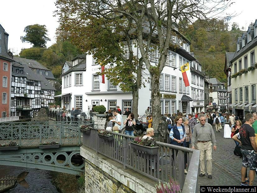 De Rurstrasse met op de achtergrond Hotel Horchem.Tip: Reserveer een kamer in dit hotel.