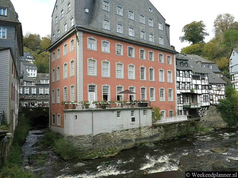Het rode gebouw stamt uit 1756 en was ooit het huis en kantoor van een doekmaker. Het huis is tegenwoordig een museum.Adres: Laufenstrasse 10.