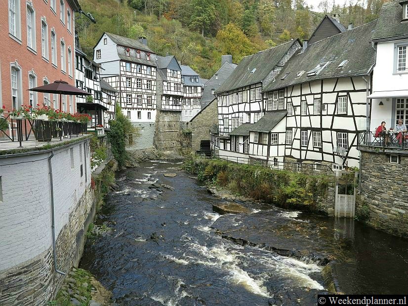 Monschau is een kleine Duitse stad in een dal tussen de Duitse Eifel en de Belgische Ardennen. De rivier de Roer stroomt door het  historische centrum.Tip: Een weekend in Monschau.