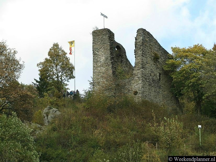 Dit is de Hallerruïne. Wat het is weet men niet maar het stond er al voor 1130. Er lopen veel wandelpaden naar boven. Boven heb je een prachtig uitzicht op Monschau.Tip: Een weekend in Monschau..