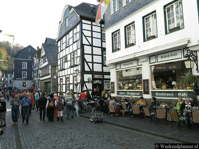 De Stadtstrasse is de belangrijkste winkelstraat van Monschau. Op zondag zijn de meeste winkels in Monschau ook open.
