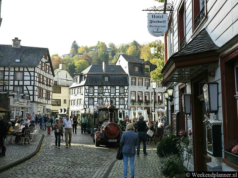 Je kunt met een treinje de stad bekijken. Er is een halte bij Hotel Horchem op de Markt. Met het treintje rij je ook naar de 13de-eeuwse Burcht op de Schlossberg.Tip: Ga eens wandelen in de buurt van Monschau.