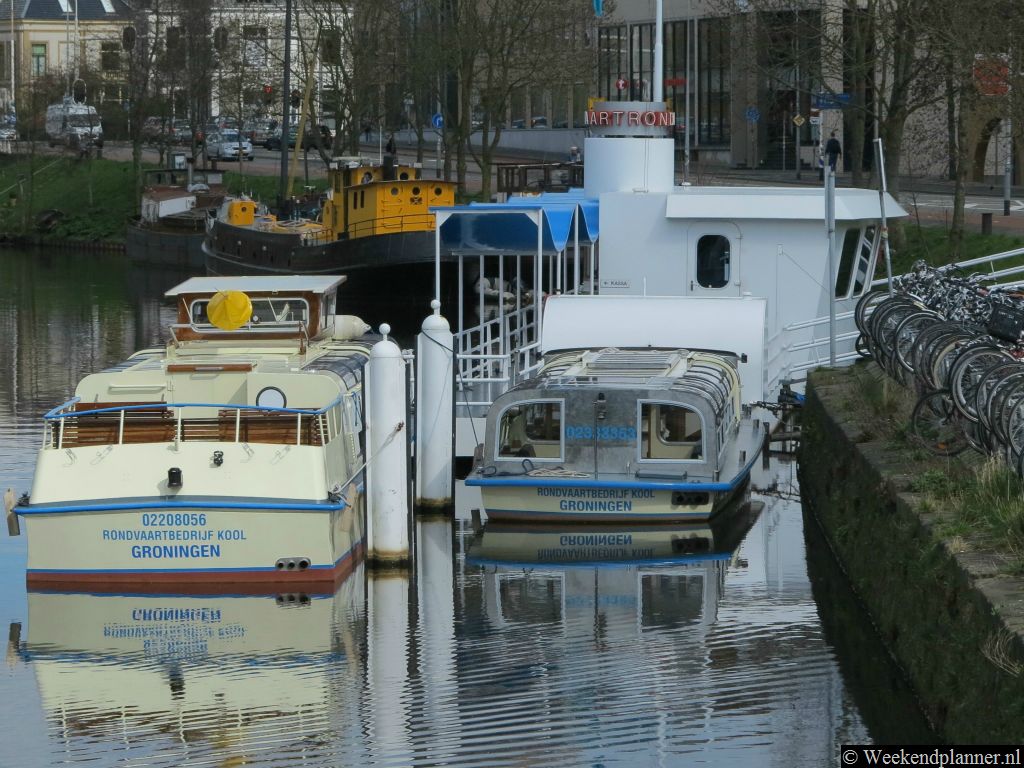 Bij het Groninger Museum, dus bij het station, liggen de rondvaartboten van Groningen.  Je kunt overigens ook tussen 1 april en 1 september 's middags bij de Herebrug een kano, waterfiets of fluisterboot huren. Tip:   De attracties van Groningen.