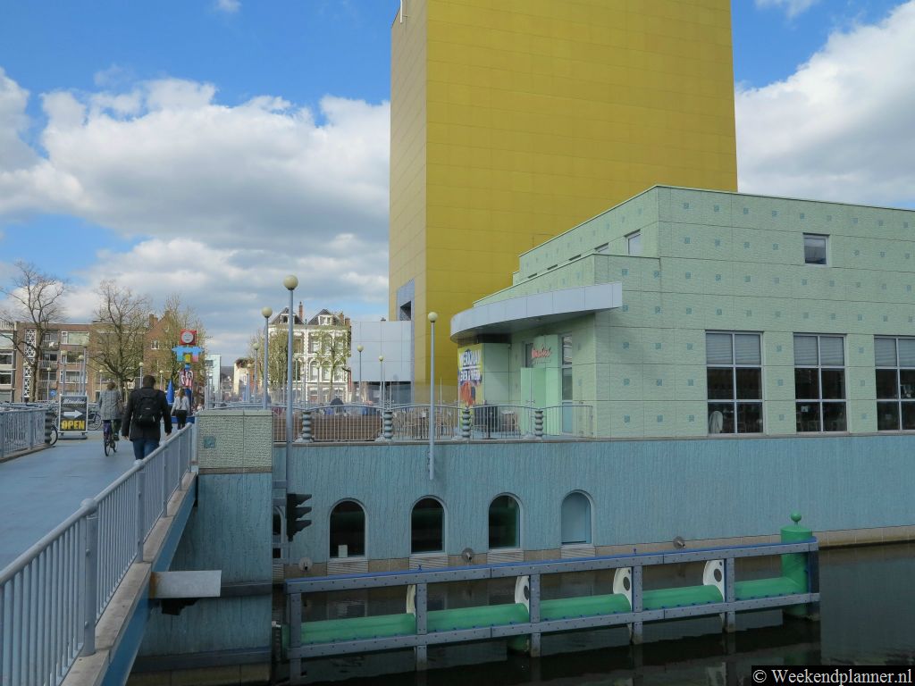 Het Groninger Museum is één van de meest populaire attracties van Groningen. Als je aankomt met de trein zie je de kleurrijke gebouwen tegenover het station in het water staan.Tip:   De attracties van Groningen.
