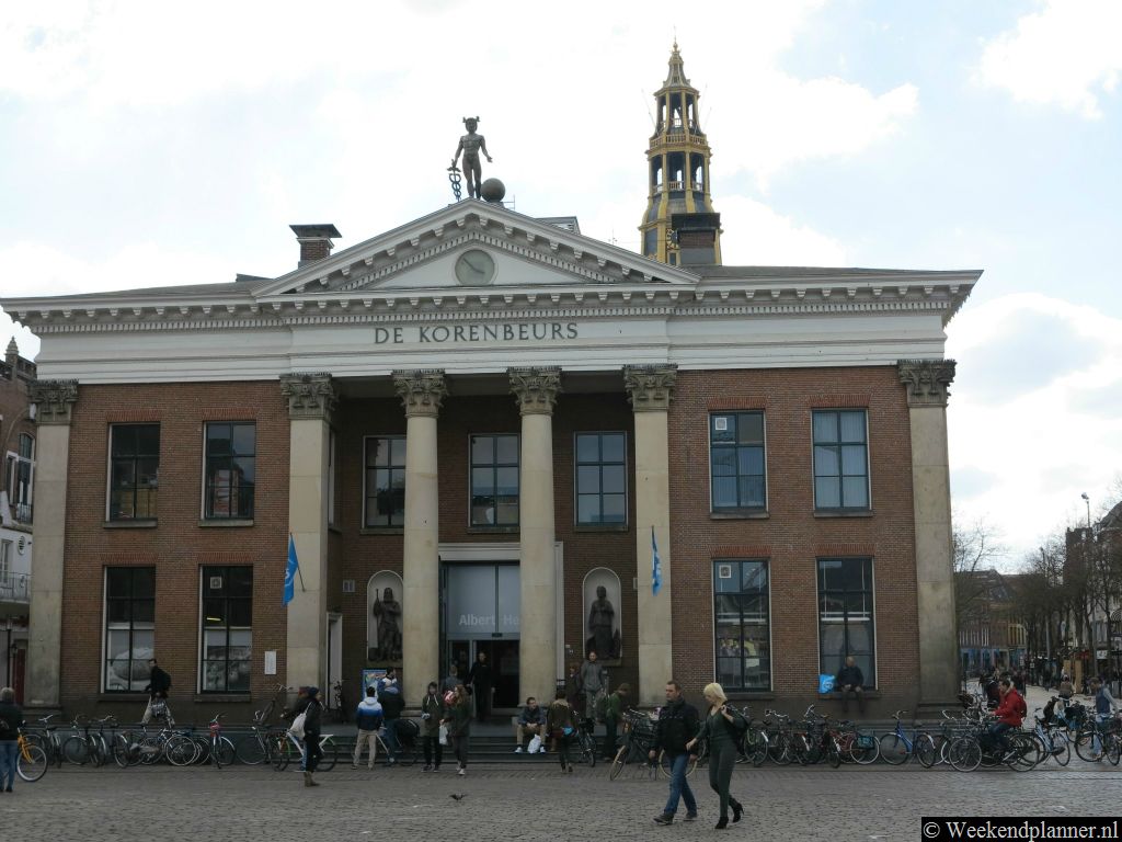 Dit is de Korenbeurs aan de Westzijde van de Vismarkt. De Korenbeurs is een gebouw uit de 19de eeuw. Tegenwoordig is er een Albert Heijn in gevestigd.