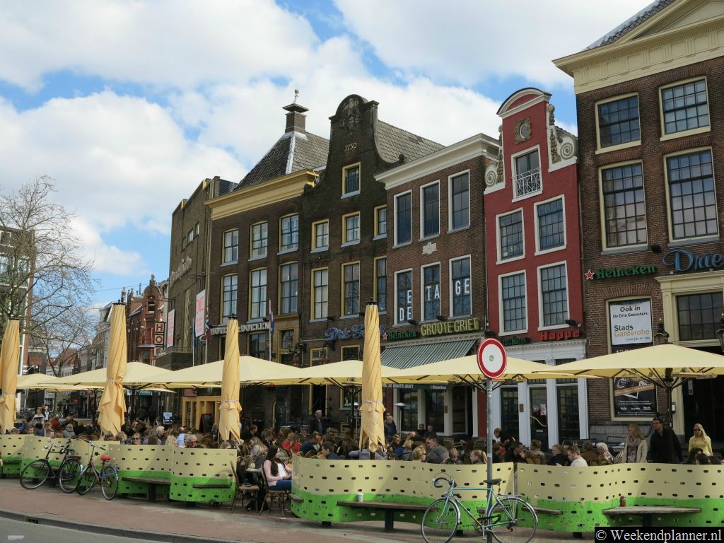 Als je wilt uitgaan zul je waarschijnlijk aan de Zuidzijde van de Grote Markt beginnen. Hier liggen o.a. de cafés De Drie Gezusters en De Groote Griet en het hotel De Doelen.Tip:  Een weekend naar Groningen.