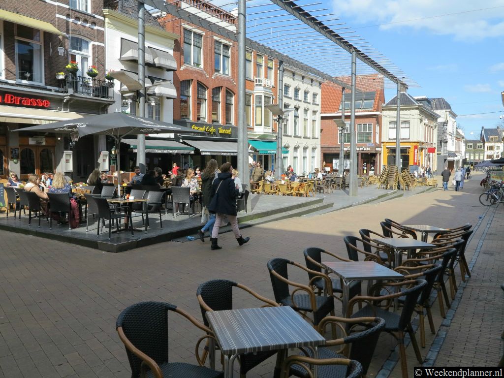 De Poelestraat is één van die leuke straten in het centrum van Groningen met veel gezellige cafés en restaurants. De Poelestraat komt uit op de Grote Markt.  Tip:   Een weekend naar Groningen.