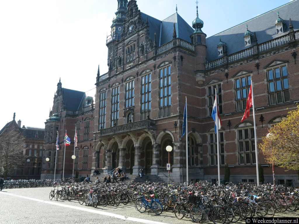 Het Academiegebouw (1909) is het hoofdgebouw van de universiteit van Groningen. Het Academiegebouw ligt vlakbij de Grote Markt in de Broerstraat. Tip:   De attracties van Groningen.