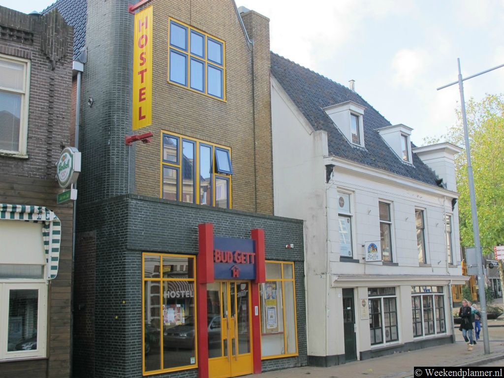 Het Bud Gett Hostel in Groningen ligt aan de Rademarkt.  Zoals je ziet is het hostel geïnspireerd op de werken van Mondriaan. Tip: Overnachten in Groningen.