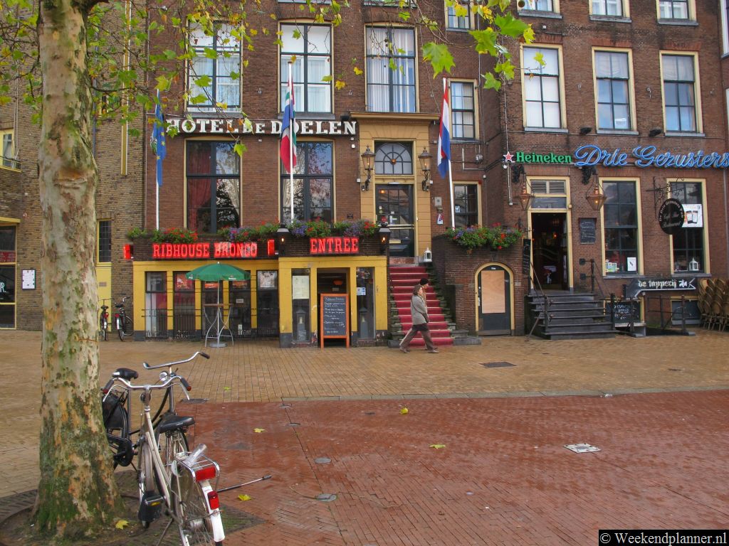 Aan de Zuidzijde van de Grote Markt ligt Hotel de Doelen. Dit hotel ligt centraal in het centrum van Groningen. Alle winkelstraten, bezienswaardigheden en het uitgaansgebied van Groningen liggen dichtbij dit hotel. Tip:  Overnachten in Groningen.