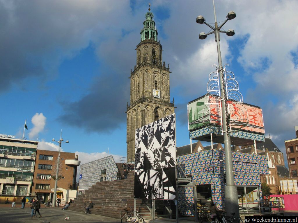 Vanaf de bekende Martinitoren op de Grote Markt heb je een mooi uitzicht over de stad. De kaartjes voor de toren koop je bij het VVV kantoor op de Grote Markt. Tip:  De attracties van Groningen.