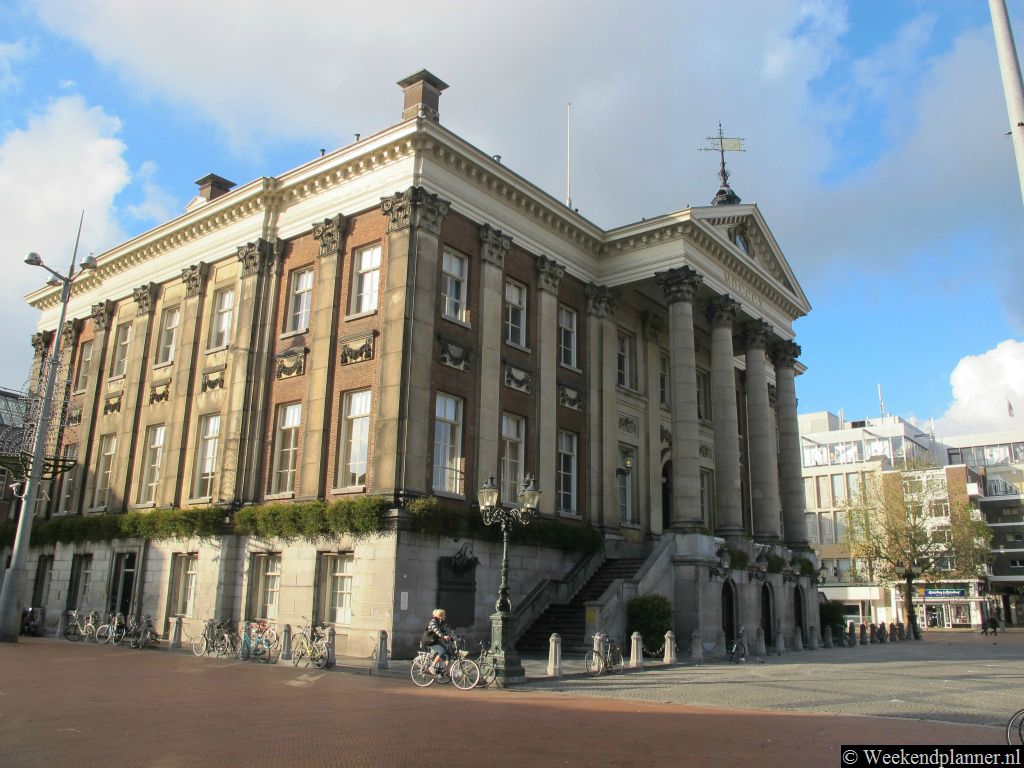 Het stadhuis van Groningen (anno 1810) staat in het midden van de Grote Markt. Tip:  De attracties van Groningen.