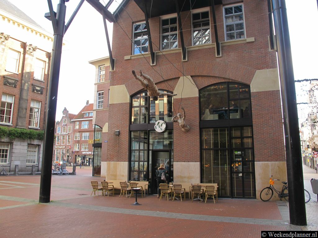 De Waagstraat ligt  tegenover de winkelstraat de Herenstraat naast het Goudkantoor.  Tip:   Een weekend naar Groningen.