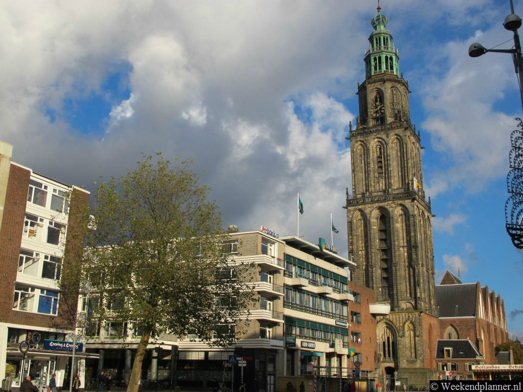 Groningen is een stad waar je goed kunt uitgaan en kunt winkelen. Op de foto zie je de Martinitoren op de Grote Markt. Tip: Een weekend naar Groningen.