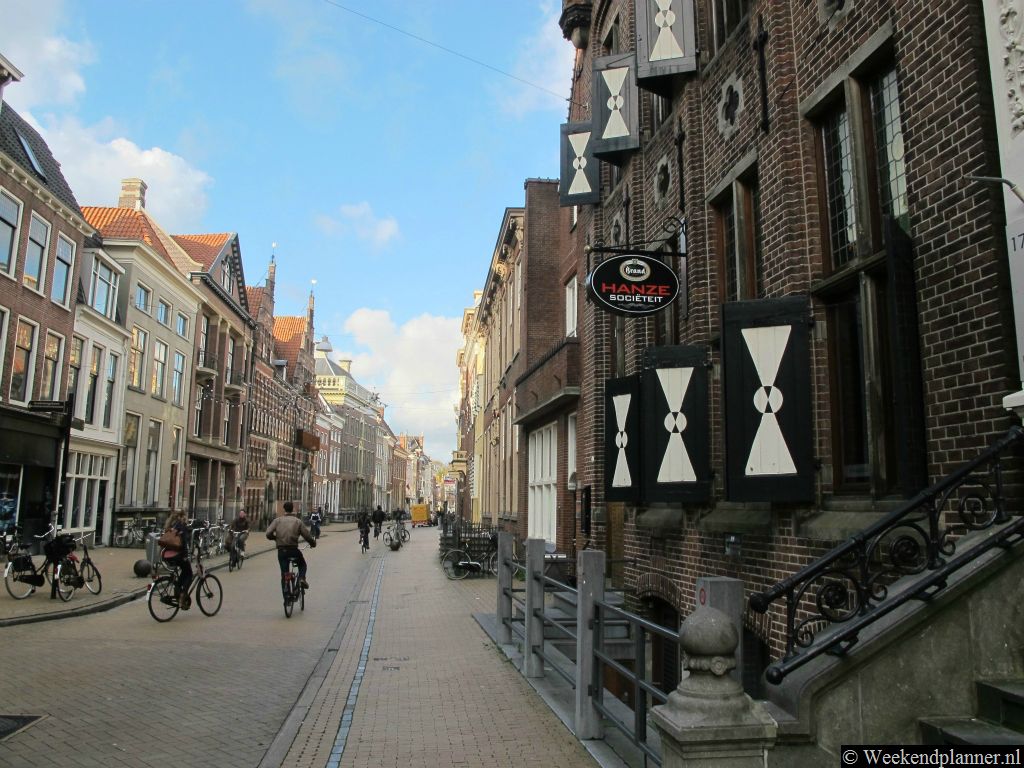 De Oude Boteringestraat is een historische straat waar veel herenhuizen uit de 17de, 18de en 19de eeuw bewaard zijn gebleven.