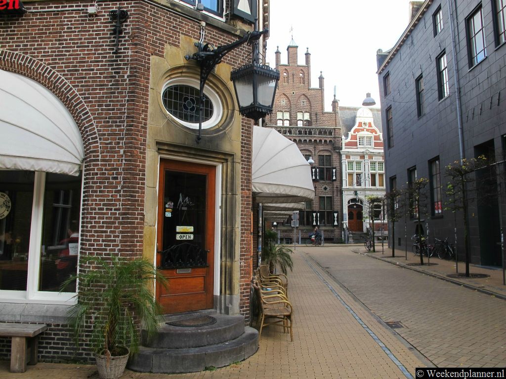 Vlakbij het Academiegebouw ligt het Grand Café-Restaurant Mr. Mofongo. Boven het restaurant is een populaire cocktailbar.Adres: Oude Boteringestraat 26, Groningen.