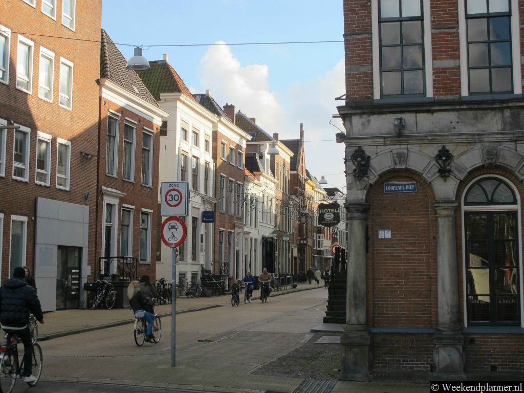 Op de hoek van het Lopende Diep en de Oude Boteringestraat ligt het driesterrenhotel Hotel Corps de Garde. Het hotel is centraal gelegen op een paar minuten lopen van de Grote Markt.