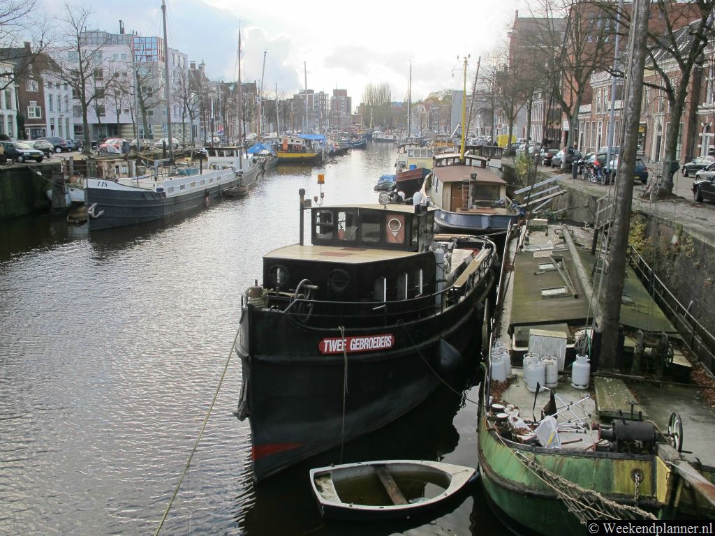 In de Noorderhaven liggen veel historische schepen afgemeerd. Het was een vrijhaven maar het is de bedoeling dat er alleen nog maar plaats is voor historische schepen.Tip: Ga eens een keertje vissen.
