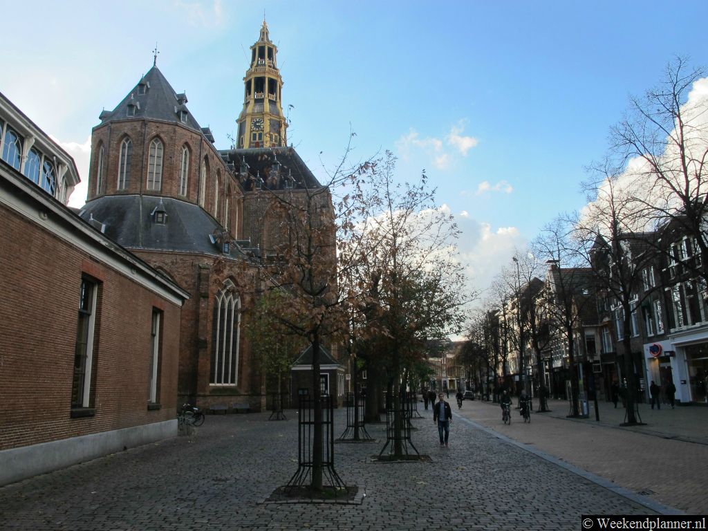De Der Aa-kerk ligt achter de Korenbeurs aan het Akerkhof. De kerk is in de 15de eeuw gebouwd. Tegenwoordig vinden er evenementen plaats zoals één keer per twee jaar de fotomanifestatie Noorderlicht.