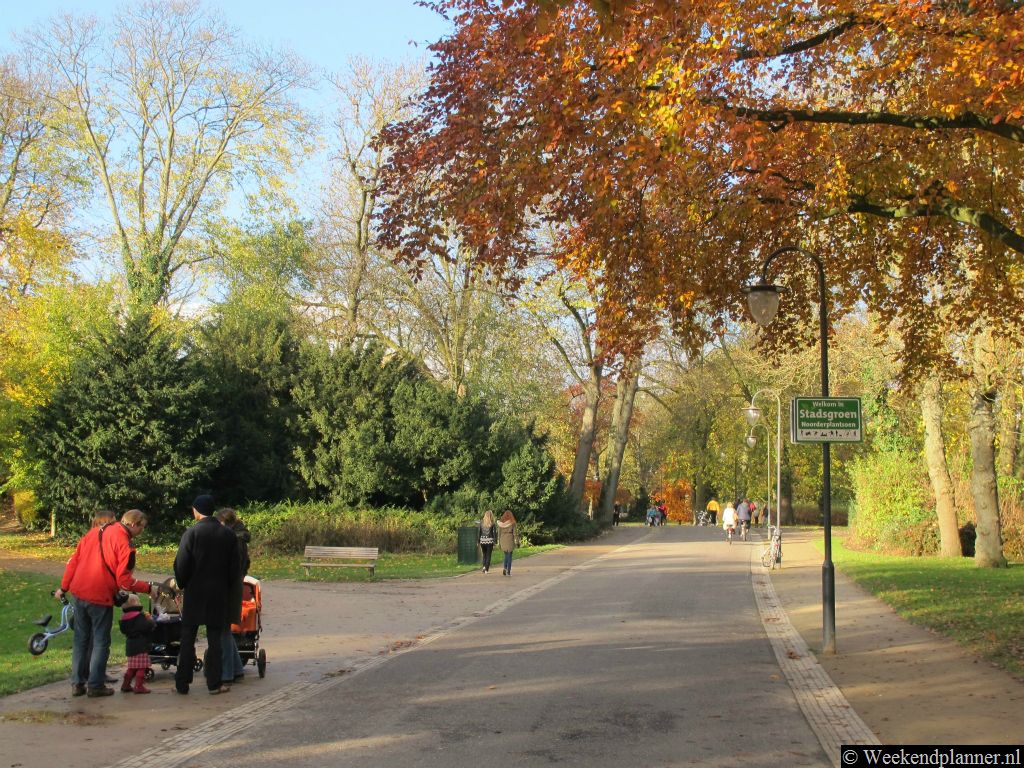 Het Noorderplantsoen is een park aan de rand van het centrum van Groningen. Hier waren in de 17de eeuw de verdedigingswallen.Tip: Ga eens picknicken in Groningen.