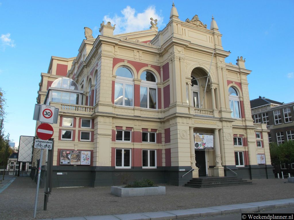 Het theater de Stadsschouwburg heeft een prachtige grote zaal met drie boven elkaar liggende rijen balkons. Zorg er wel voor dat je niet achter een pilaar terecht komt want dan zie je weinig van de voorstelling.