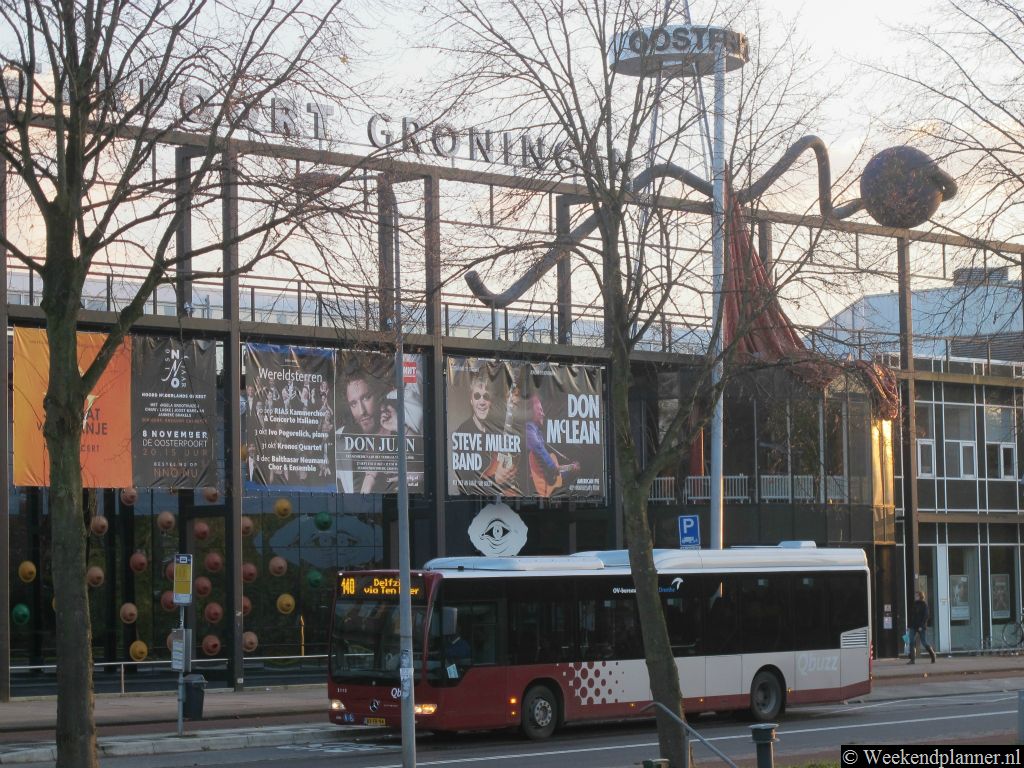 Als je vanaf het station langs het kanaal loopt kom je bij de Oosterpoort. Je kunt ook de bus nemen. Onder de Oosterpoort is een parkeergarage.Adres: Trompsingel, Groningen.