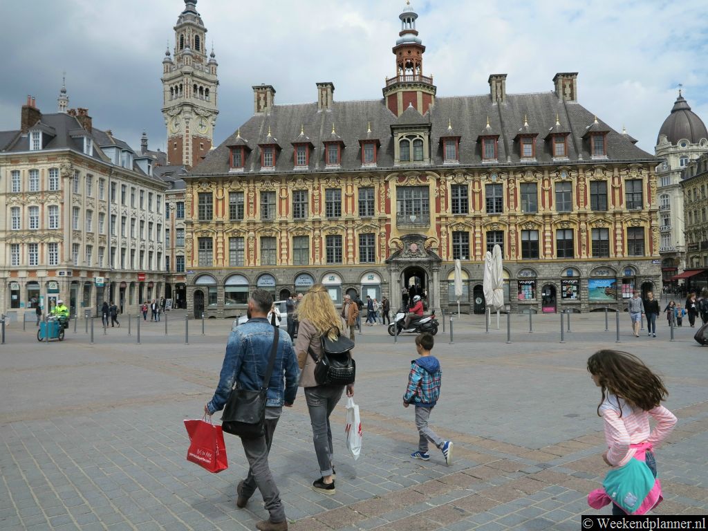 Één van de mooiste gebouwen aan de Grote Markt is het Oude Beursgebouw. Op de binnenplaats van de beurs zijn 24 handelshuisjes. Je kunt  over de binnenplaats van de beurs naar de uitkijktoren, het belfort, aan het plein Plâce Du Théatre lopen.