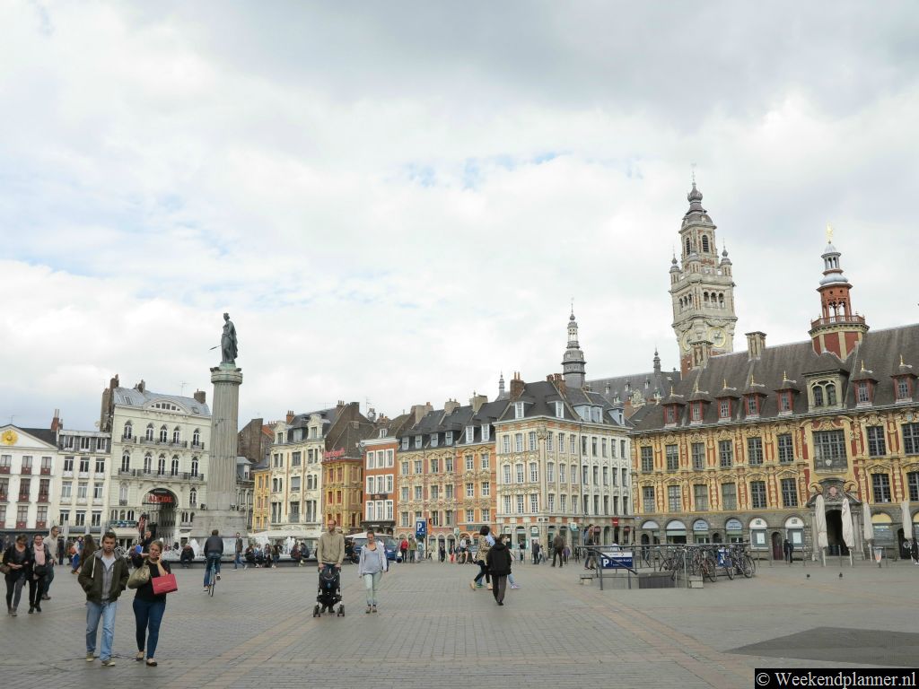 Het meest centrale plein in Lille is de Grote Markt, ook wel Grand Place of Place Charles de Gaulle genoemd. Onder dit grote marktplein ligt een parkeergarage. Vanaf de Grote Markt zijn alle bezienswaardigheden in Lille gemakkelijk te bereiken. Tip: De bezienswaardigheden van Lille.
