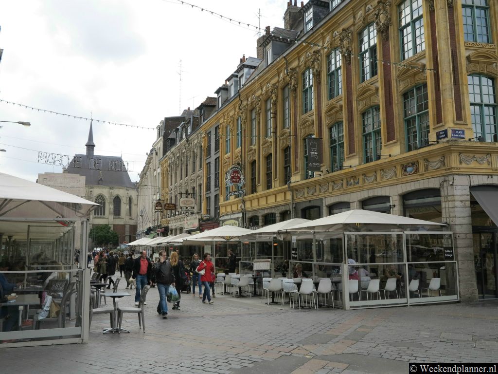 Het plein Place Rihour grenst aan de Grote Markt. Op de terrasjes van de restaurants en cafés aan de Place Rihour is het bijna het hele jaar door gezellig druk.Tip: Lekker eten in een Frans restaurant.
