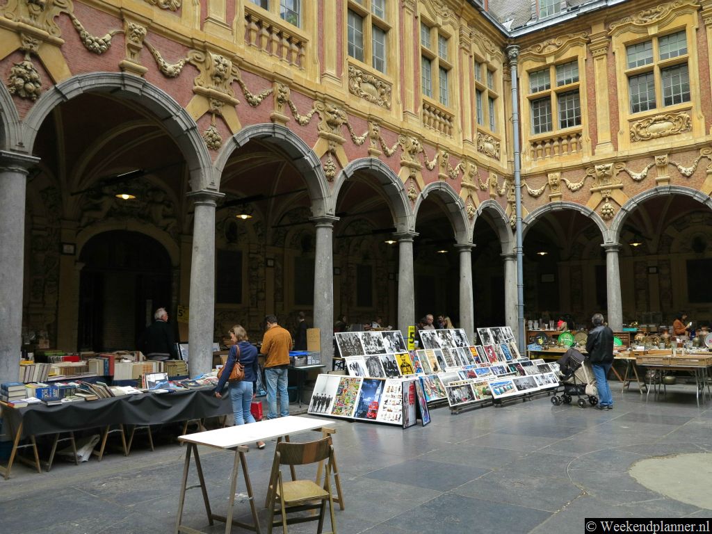 De binnenplaats van de Oude Beurs uit de 17de eeuw aan de Grote Markt  is gratis toegankelijk. In het weekend zijn er regelmatig evenementen. Op de foto zie je een kunst- en verzamelmarkt op zomaar een zondag.