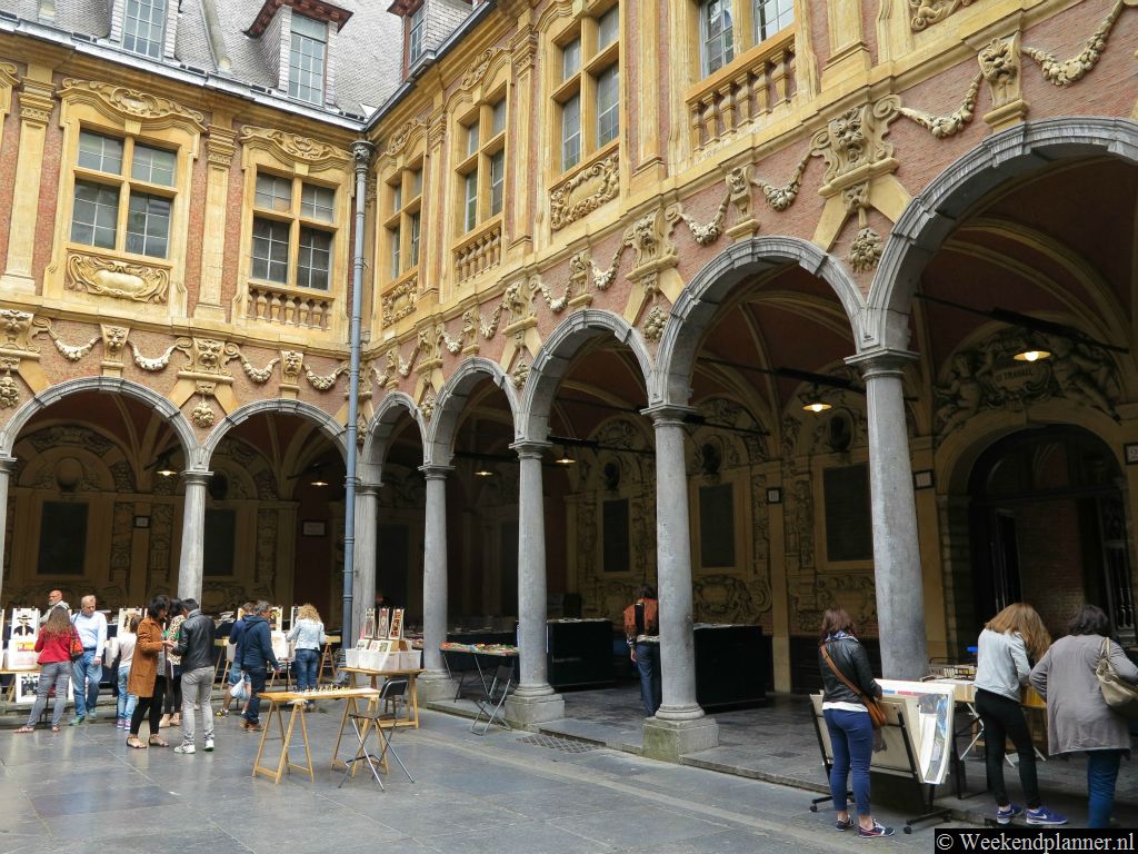 Dit is de gratis toegankelijke binnenplaats van het Oude Beursgebouw. Je ziet dat deze 17de-eeuwse beurs bestaat uit losse handelshuisjes die grenzen aan de binnenplaats.
