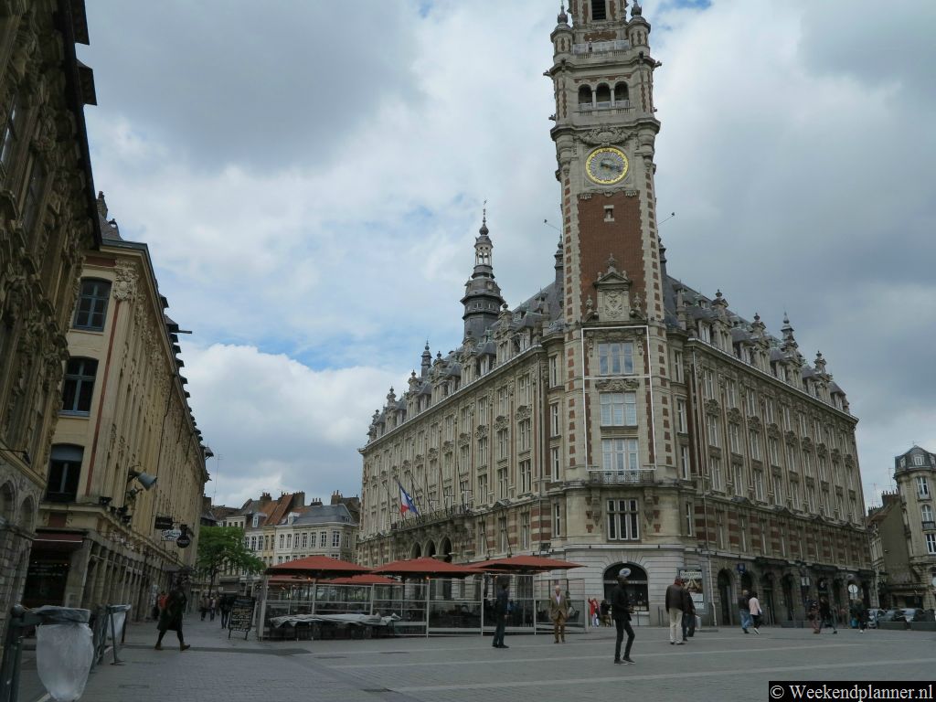 Aan het plein Plâce Du Théatre ligt de Kamer van Koophandel met zijn uitkijktoren of belfort. Vanaf het belfort heb je een mooi uitzicht over het centrum van Lille. Je kunt  over de binnenplaats van het Oude Beursgebouw lopen om bij de Plâce Du Théatre te komen.