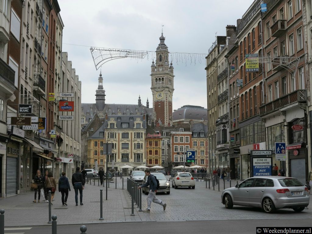 Dit is de winkelstraat Rue Nationale, een zijstraat van de Grote Markt (Grand Place). De Rue Nationale is één van de belangrijkste winkelstraten in het centrum van Lille.