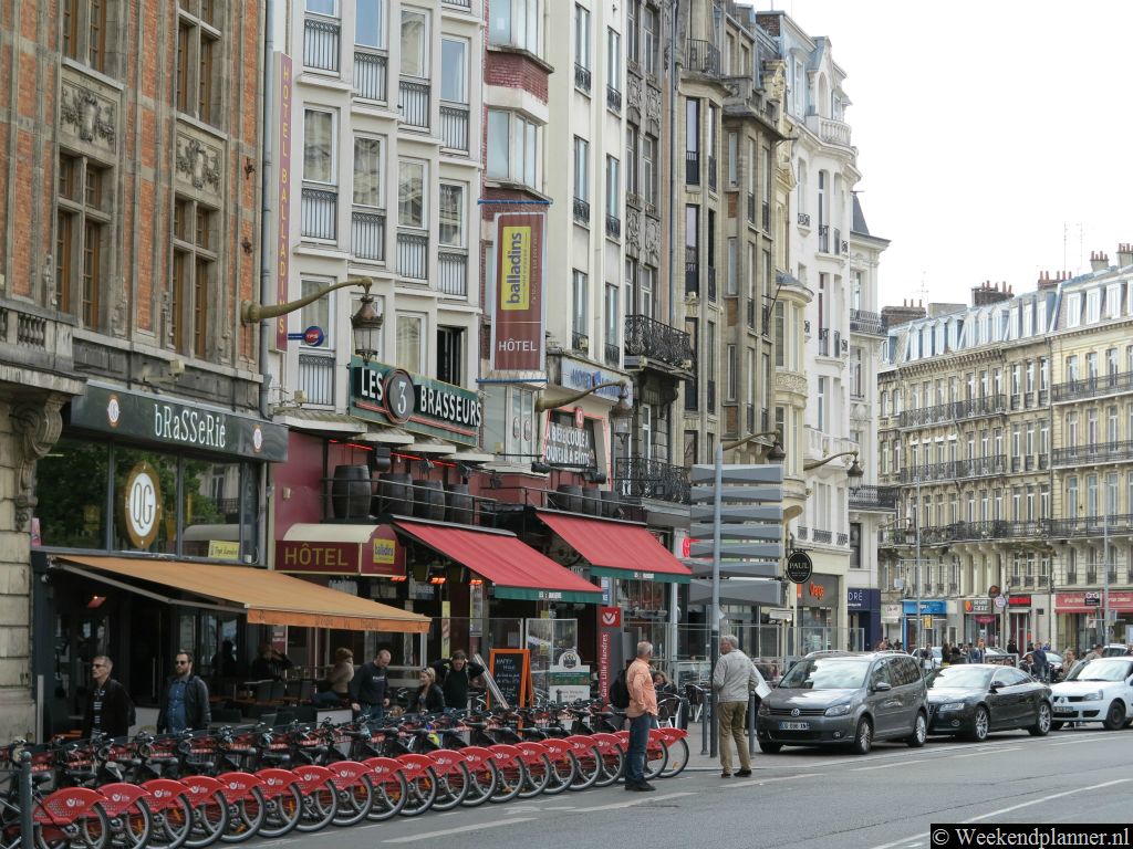 In de omgeving van station Lille-Flandres en station Lille Europe liggen veel budgethotels en niet al te dure restaurants.Tip: Reserveer een kamer in een hotel in Lille.