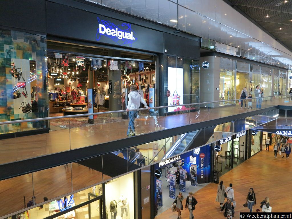 In het grote winkelcentrum Euralille liggen op twee verdiepingen ongeveer 100 winkels, restaurants en cafés. Als het een keer regent in Lille kun je hier toch nog shoppen. Het winkelcentrum is overigens wel gesloten op zondag.