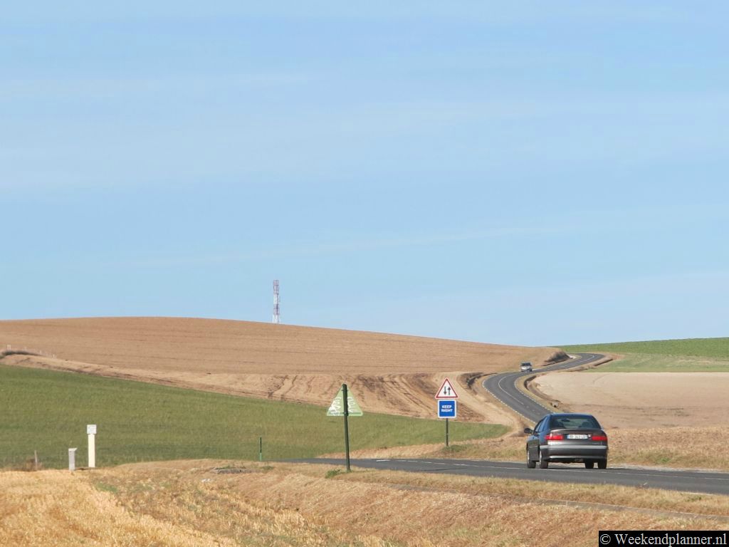In het landschap rond Cap Blanc-Nez is flink gevochten. Als je door het gebied rijdt of loopt  passeer je veel bomkraters en bunkers.